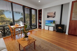 TV, fireplace - F&E Lakes Escape - East: A peaceful retreat nestled along the lakefront (Paynesville)