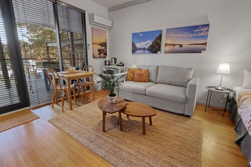 F&E Lakes Escape - West: A peaceful retreat nestled along the lakefront