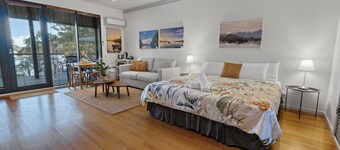 F&E Lakes Escape - West: A peaceful retreat nestled along the lakefront