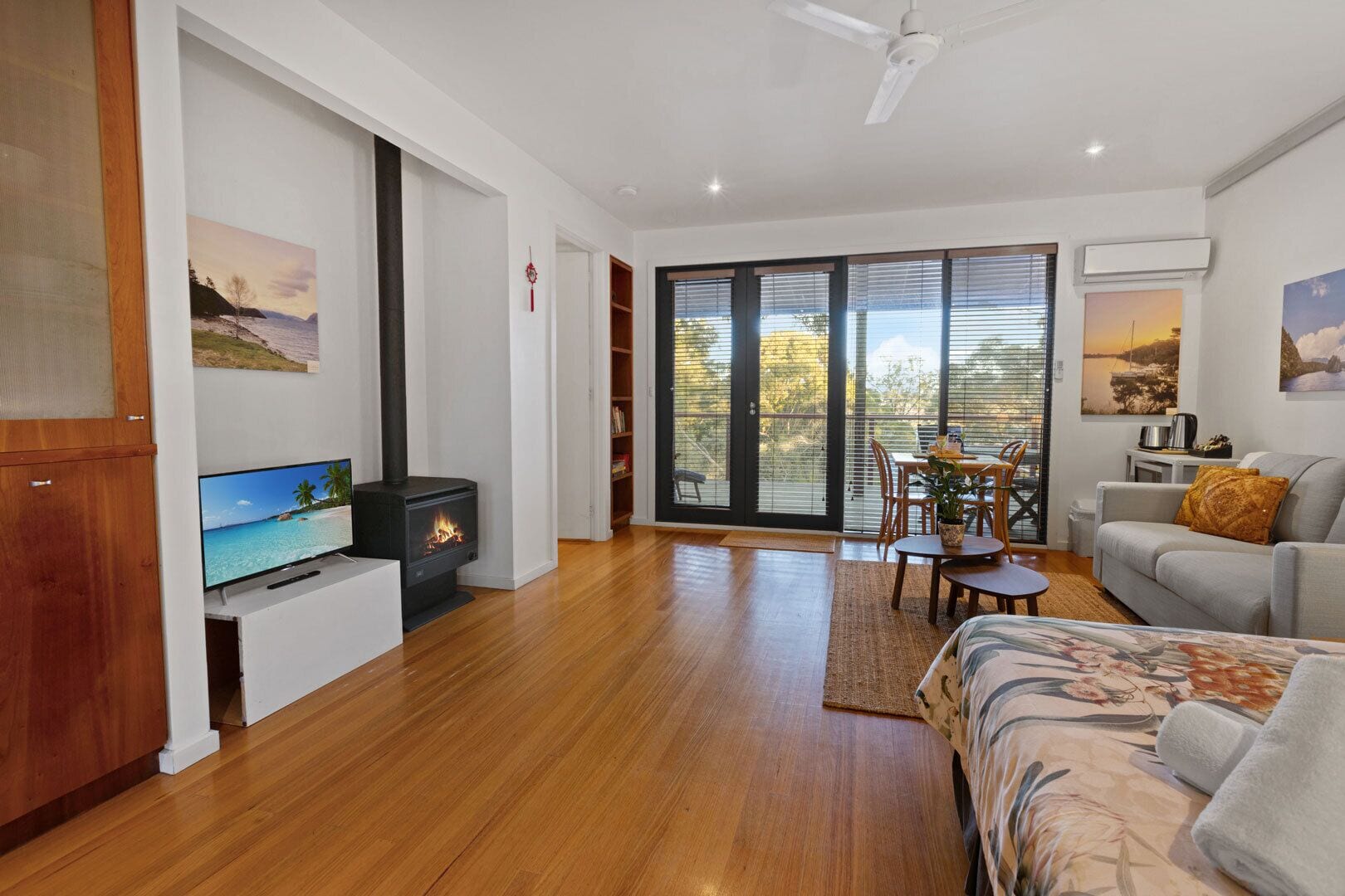 Een televisie en een open haard