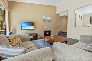 TV - Gippsland - Waterfront Retreat: Secluded lodges perfect for nature lovers (Forge Creek)