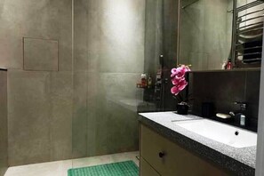 Bruser, hårtørrer, bidet, håndklæder