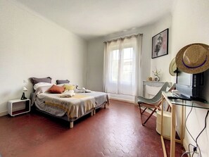 3 chambres, fer et planche à repasser, Wi-Fi, draps fournis