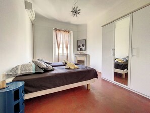 3 bedrooms, iron/ironing board, WiFi, bed sheets