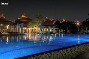 Outdoor pool, pool umbrellas, pool loungers - bnbme - Anantara Residences - 2 BDR (Dubai)