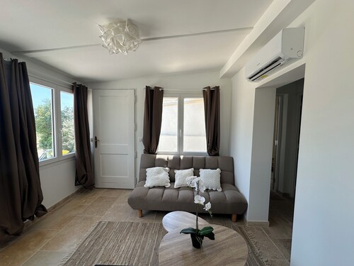 House with swimming pool in a green setting five minutes from the beach, unobstructed view