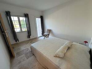 2 chambres, fer et planche à repasser, Wi-Fi gratuit, draps fournis