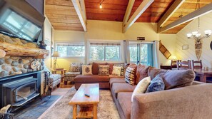 Smart TV, fireplace - Upgraded End Unit, Lots of natural light, Cozy Fireplace (Mammoth Lakes)