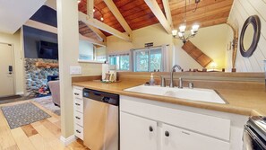 Fridge, microwave, oven, stovetop - Upgraded End Unit, Lots of natural light, Cozy Fireplace (Mammoth Lakes)