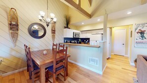 Dining - Upgraded End Unit, Lots of natural light, Cozy Fireplace (Mammoth Lakes)