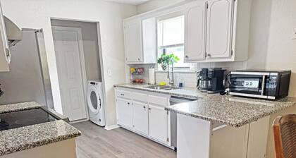 3-bdr house in beautiful Mustang with HighSpeed WiFi, New furniture throughout