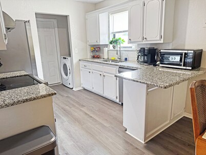 3-bdr house in beautiful Mustang with HighSpeed WiFi,   New furniture throughout