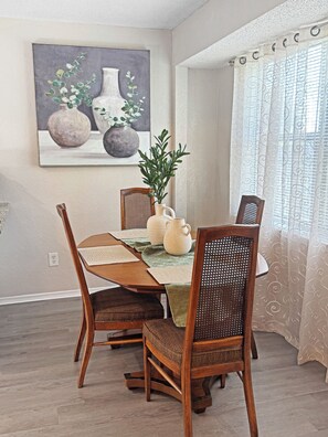 Dining - 3-bdr house in beautiful Mustang with HighSpeed WiFi,   New furniture throughout (Mustang)