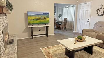 Una Smart TV, una chimenea