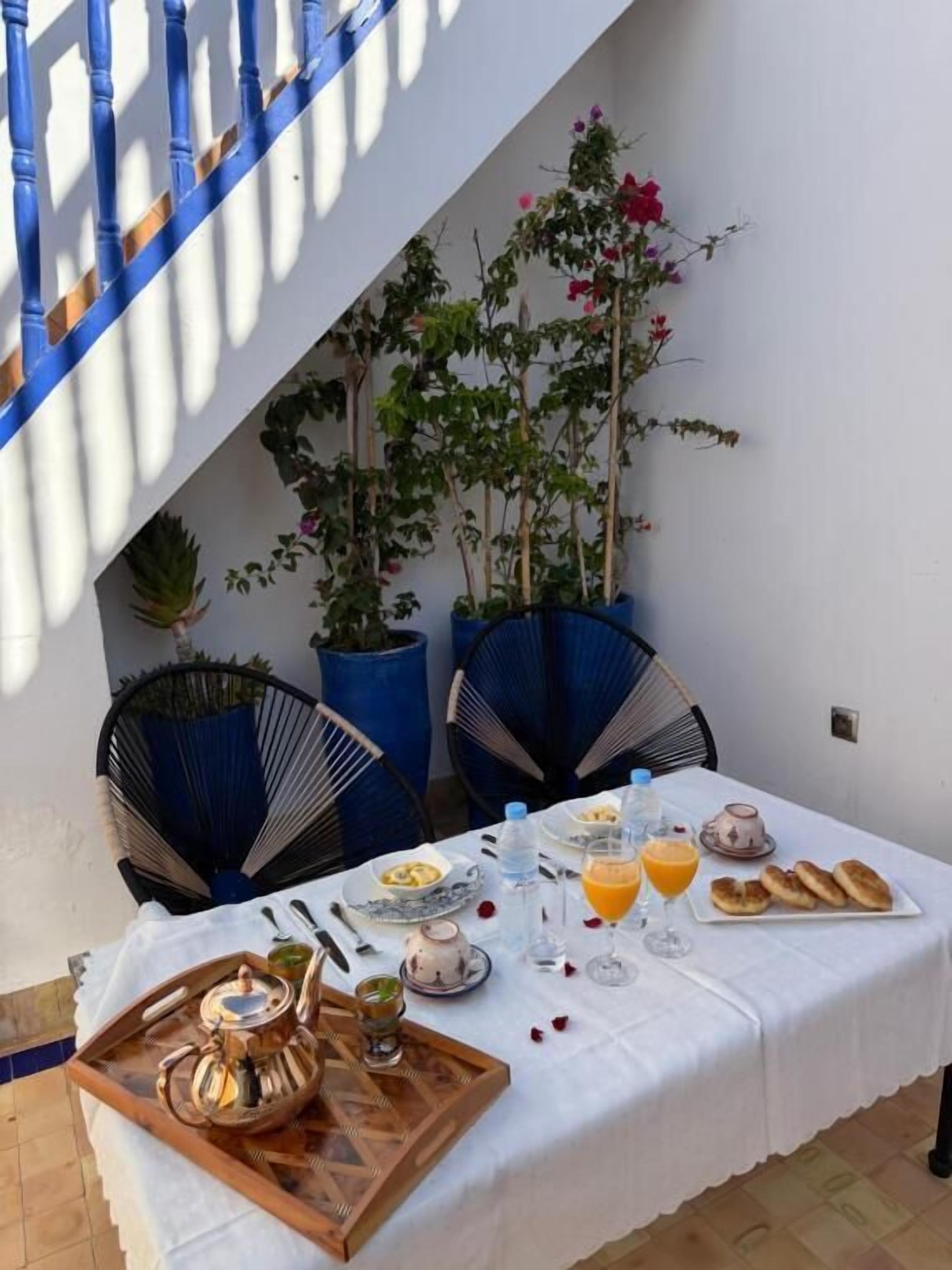 فطور من الأطباق المحلية مجانًا يوميًا