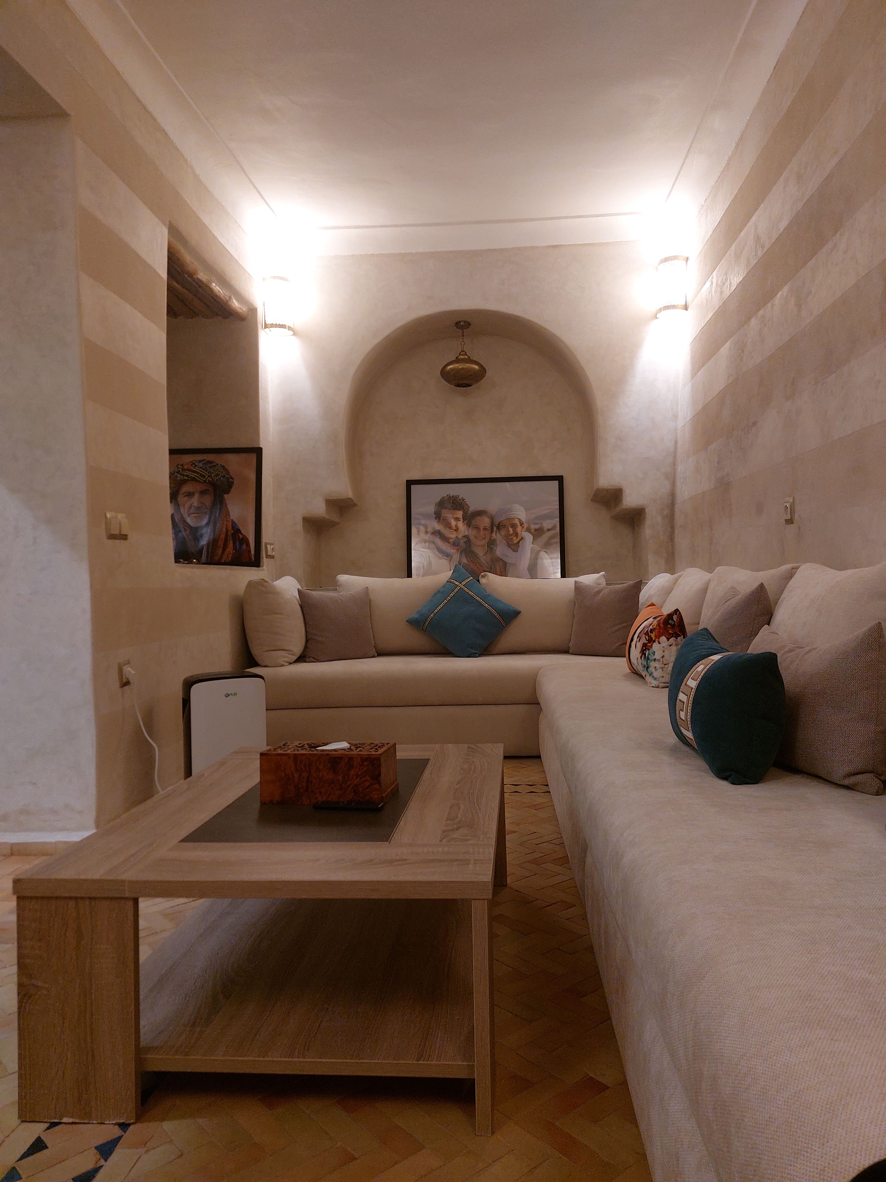 Una sala de estar con un sofá, una mesa de centro y un televisor.