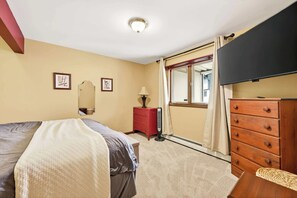 2 bedrooms, iron/ironing board, WiFi, bed sheets - Across from Holiday Valley, 2 King Beds (Ellicottville)
