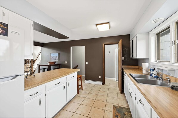 Fridge, microwave, oven, stovetop - Across from Holiday Valley, 2 King Beds (Ellicottville)