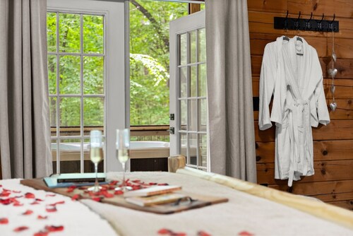 Bird Song Cabin: Romantic-Cozy-w/Hot Tub-Fast WiFi near Helen, GA. Pet-Friendly!
