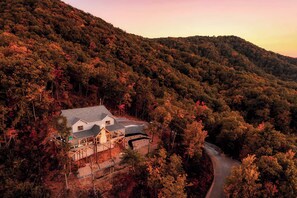 Exterior - 5 Suites | Incredible View | Pool | Spa | Theater (Sevierville)