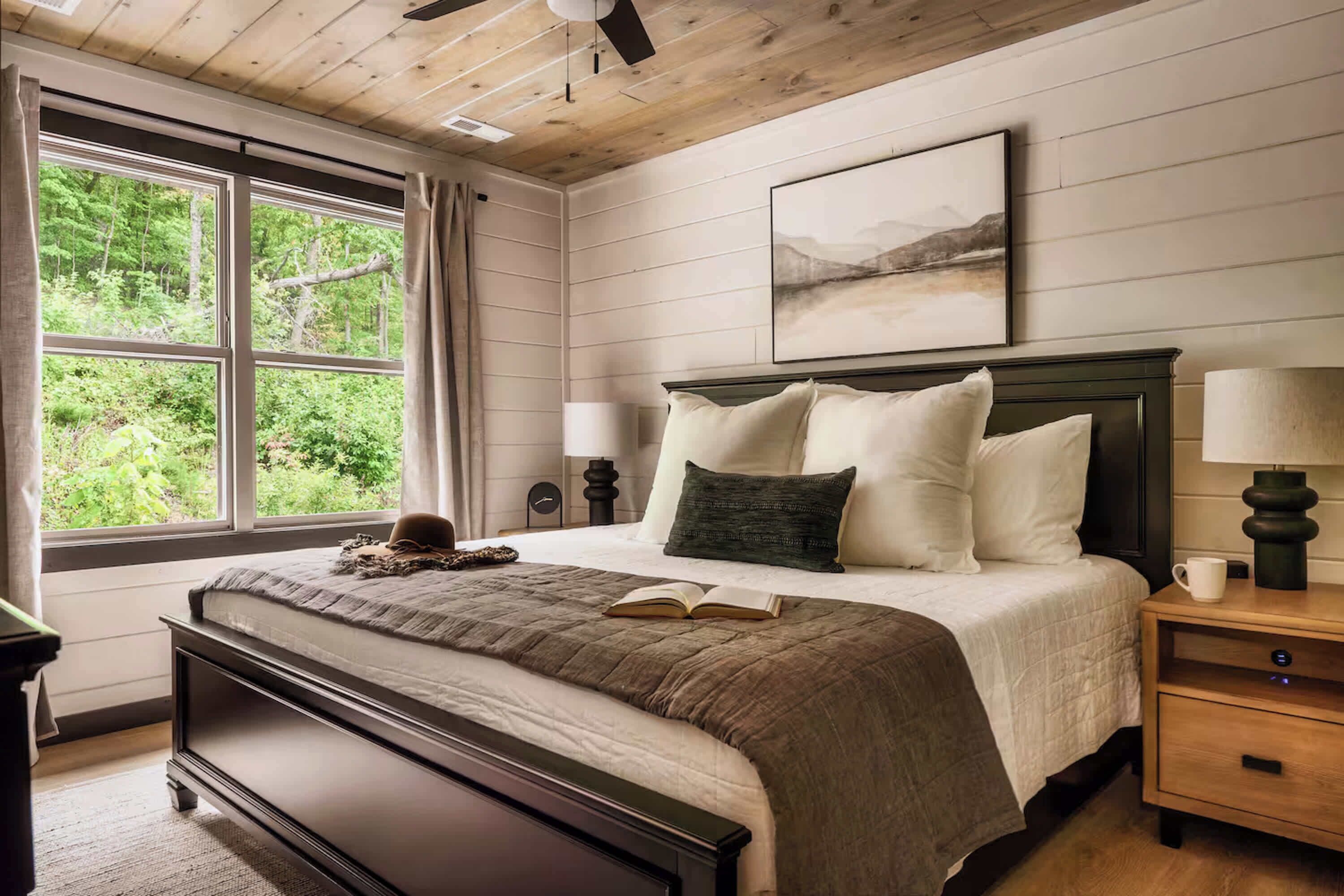 5 slaapkamers, een bureau, een strijkplank/strijkijzer, reisbedje