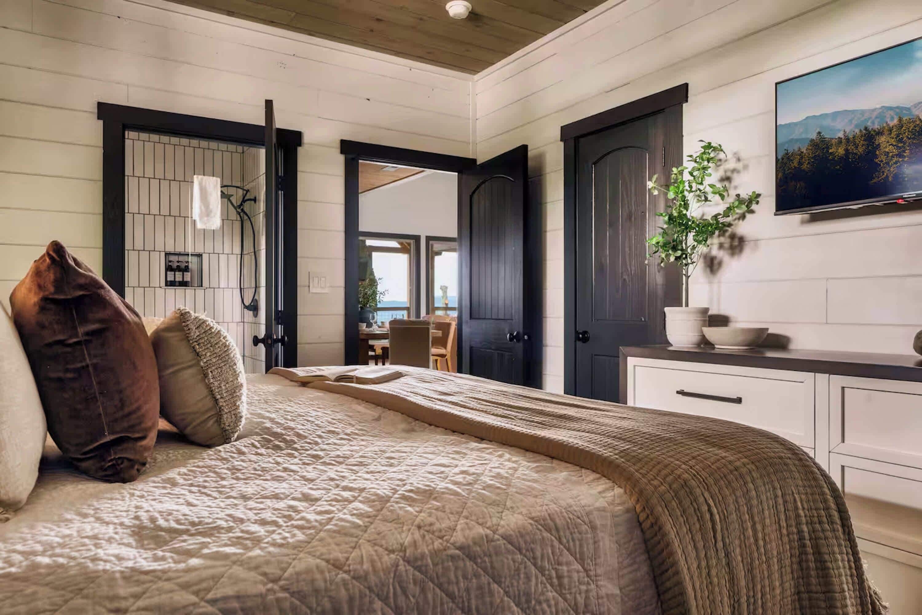 5 bedrooms, desk, iron/ironing board, travel crib