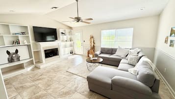 Smart TV, fireplace