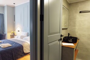 Habitación Deluxe, 1 cama King size, vista a la ciudad | Baño | Regadera, secadora de cabello, pantuflas, toallas 