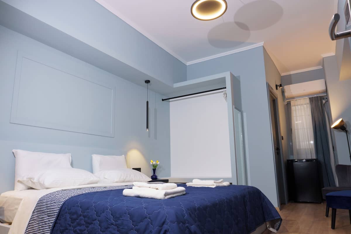 Chambre Confort, 1 très grand lit, côté cour intérieure