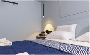 Habitación económica, en el área del patio | Tabla de planchar con plancha, wifi gratis y ropa de cama 