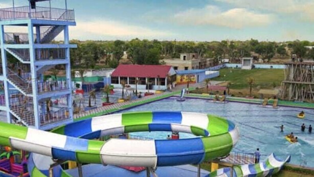 Un parque acuático con múltiples toboganes y zona de piscina.