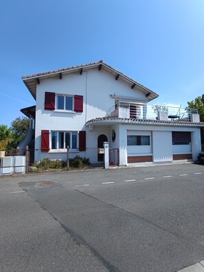 Exterior - Villa Laurier-Rose, Swimming pool, Petanque, 16 pers, Near lake, Ocean, Town center (Parentis-en-Born)