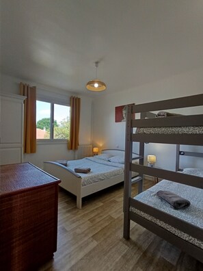5 bedrooms, desk, iron/ironing board, travel crib - Villa Laurier-Rose, Swimming pool, Petanque, 16 pers, Near lake, Ocean, Town center (Parentis-en-Born)