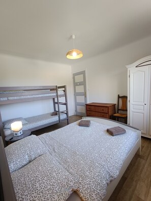 5 bedrooms, desk, iron/ironing board, travel cot