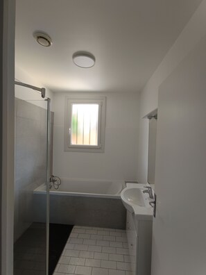 Shower, hair dryer, soap, toilet paper - Villa Laurier-Rose, Swimming pool, Petanque, 16 pers, Near lake, Ocean, Town center (Parentis-en-Born)