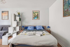 Iron/ironing board, WiFi, bed sheets