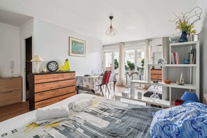 Iron/ironing board, WiFi, bed sheets