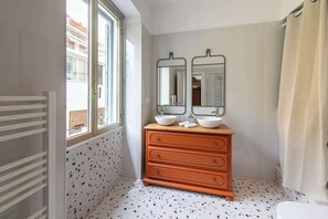 Douche, articles de toilette gratuits, sèche-cheveux