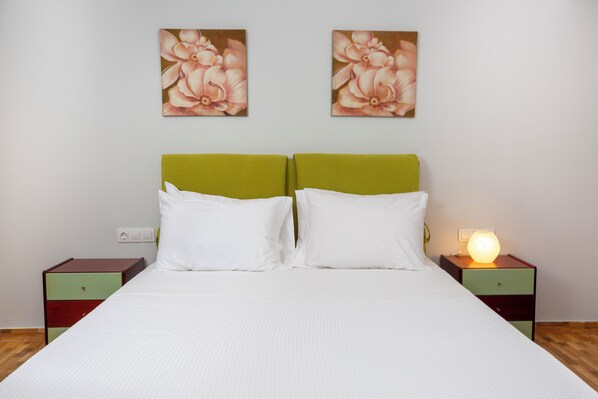 2 bedrooms, iron/ironing board, WiFi, bed sheets