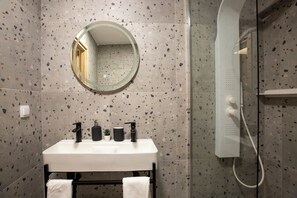 Boblebad, hårføner, håndklær og såpe