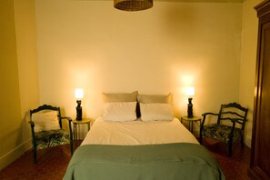 2 bedrooms, desk, WiFi, bed sheets