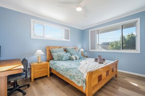 3 habitaciones, escritorio y tabla de planchar con plancha 