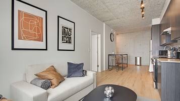 Una televisión, una oficina