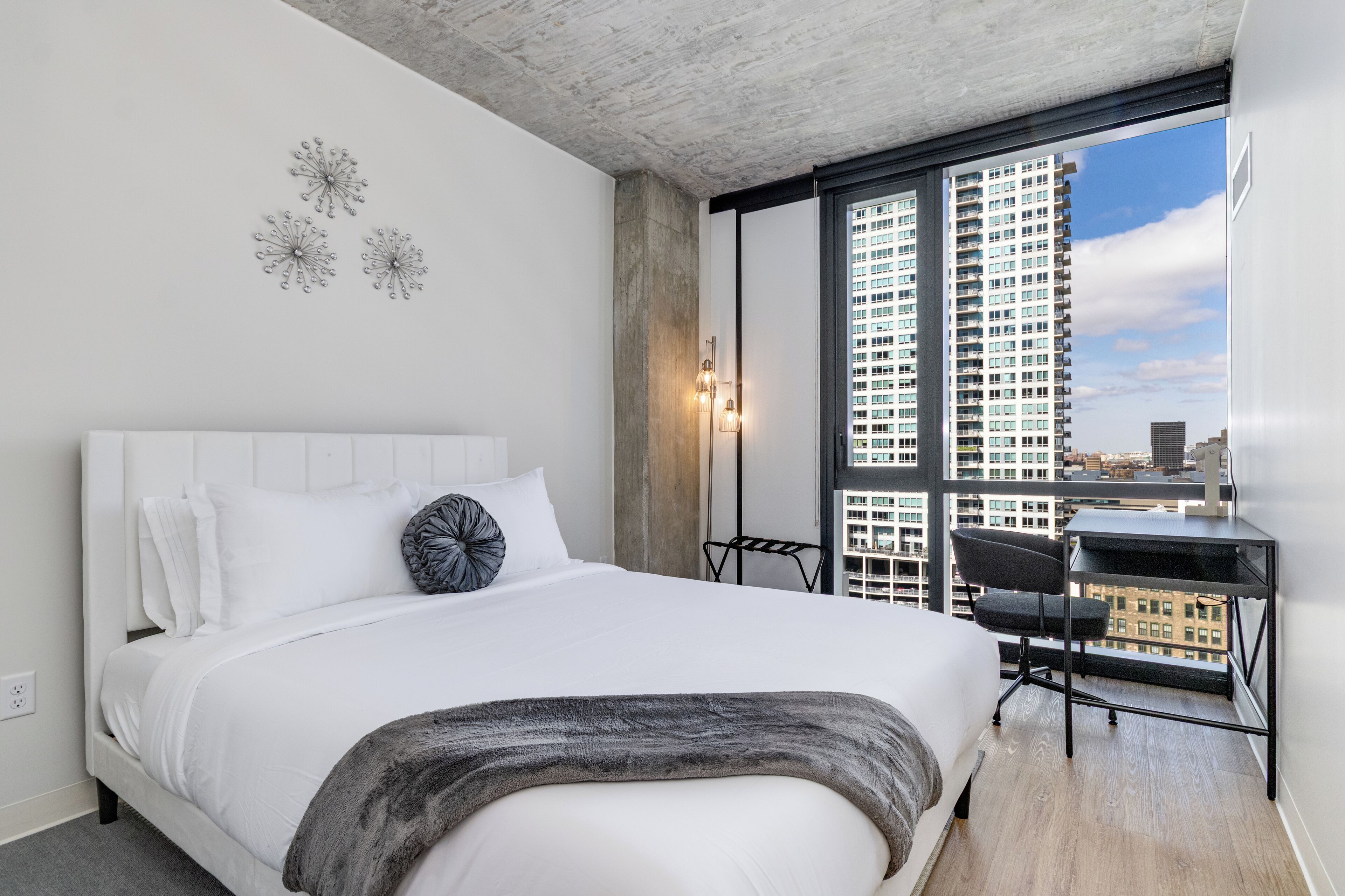 2 chambres, bureau, fer et planche à repasser, lit parapluie