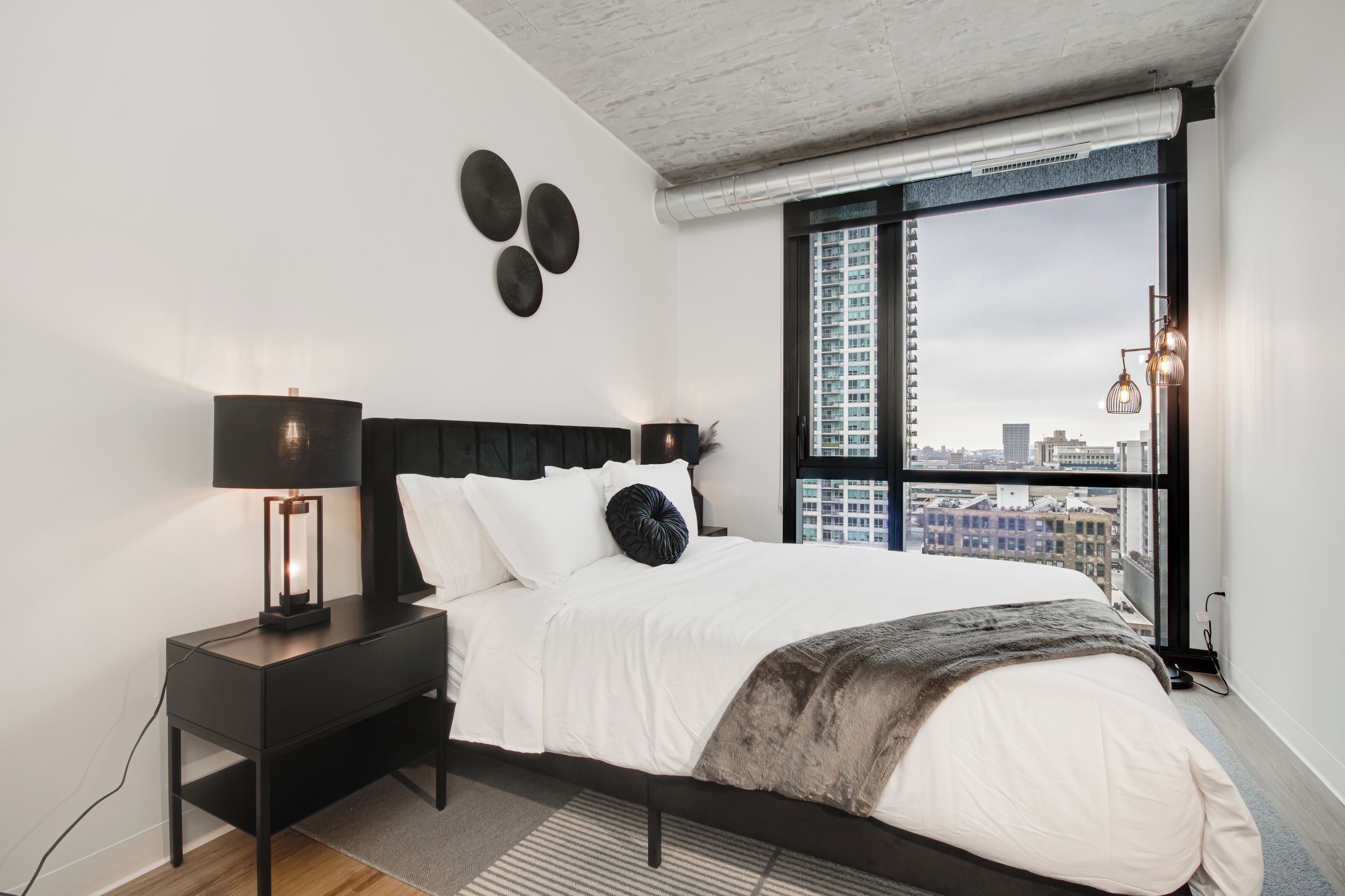 2 chambres, bureau, fer et planche à repasser, lit parapluie