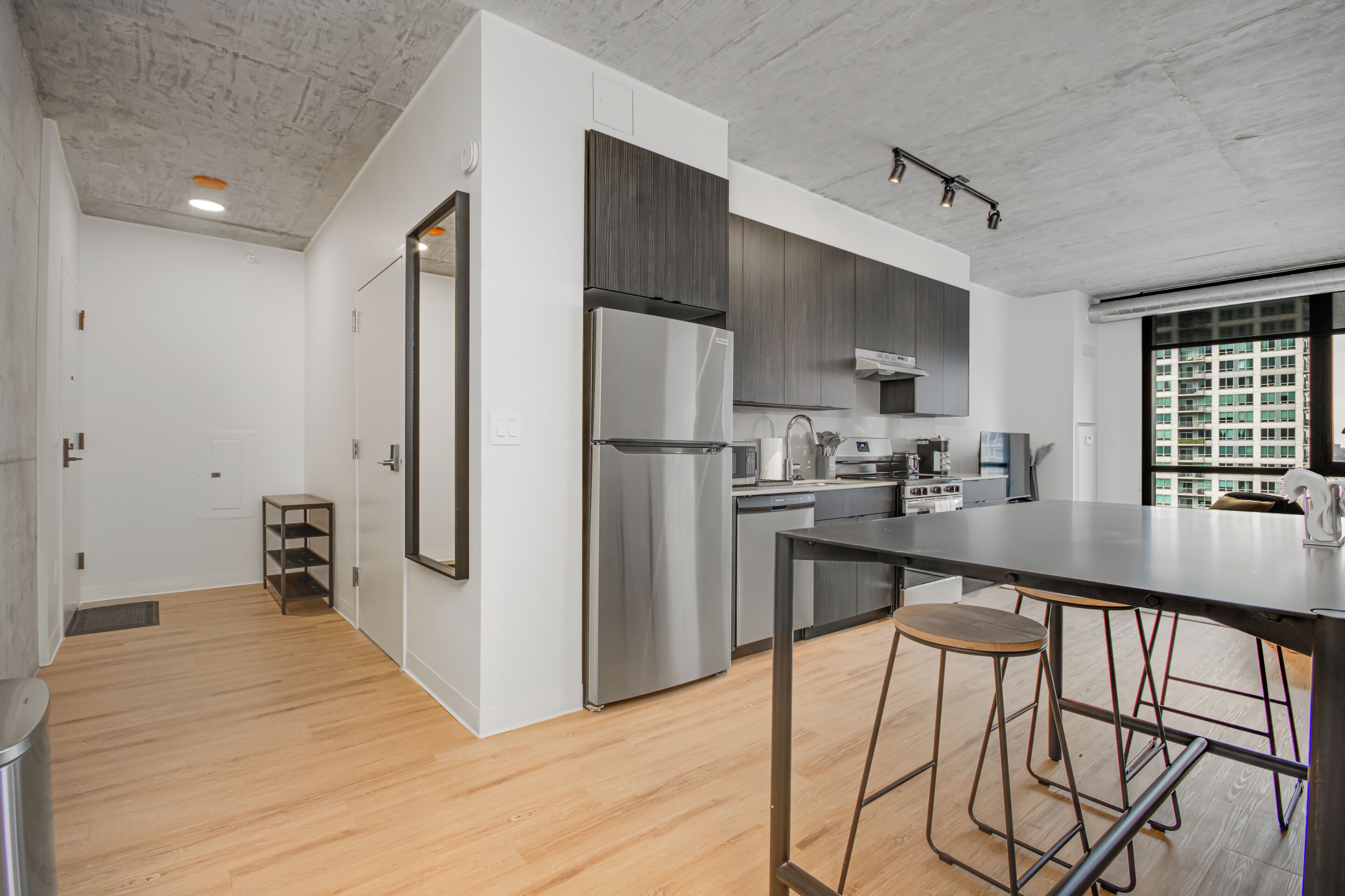 Een koelkast, een magnetron, een oven, een kookplaat