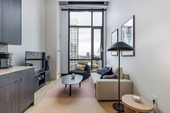 Una televisión, una oficina