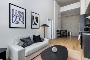 Una televisión, una oficina