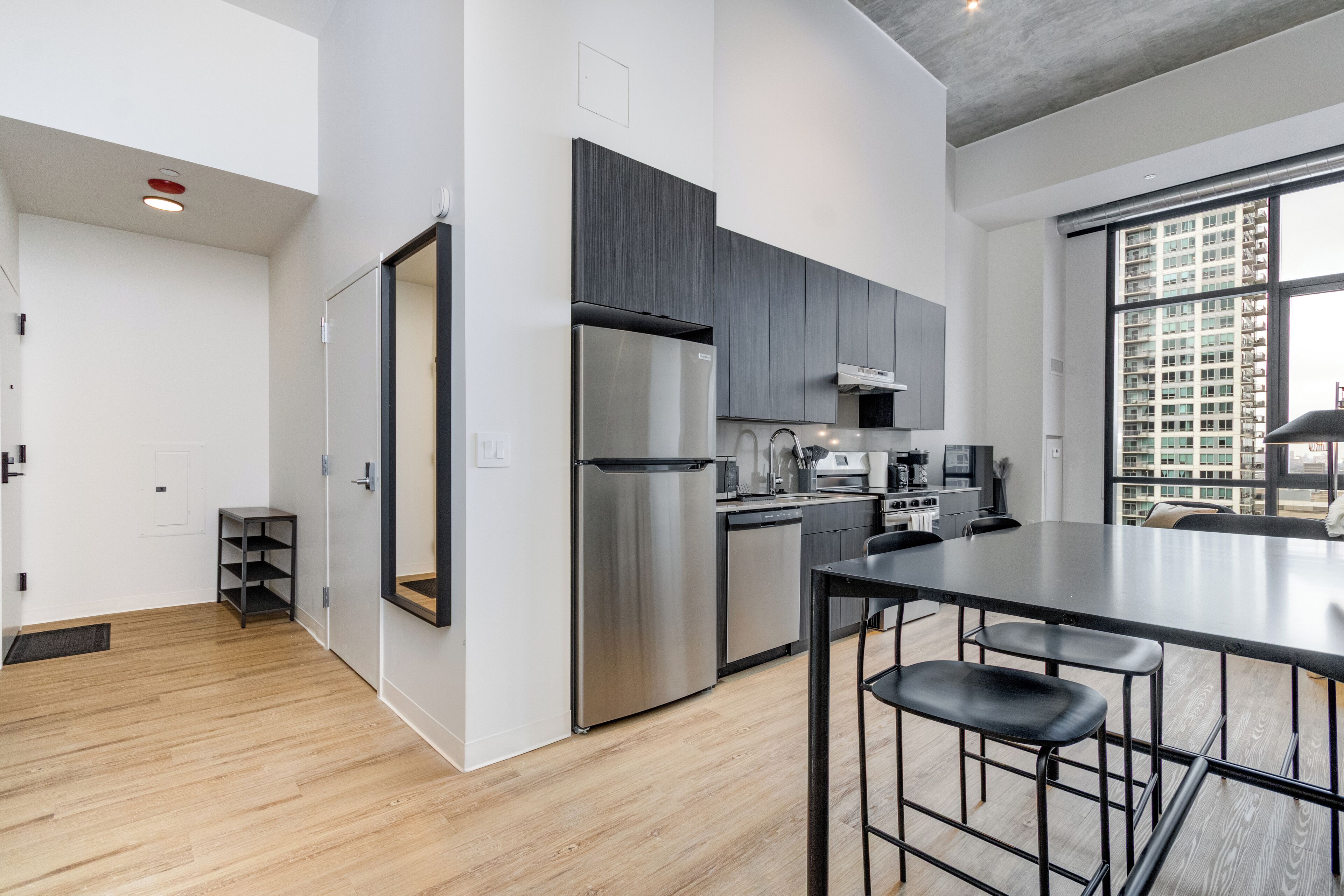 Kjøleskap, mikrobølgeovn, ovn og kokeplater