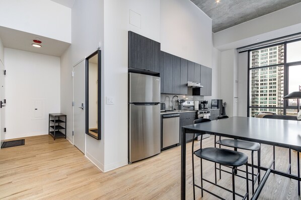 Kühlschrank, Mikrowelle, Ofen, Herdplatte